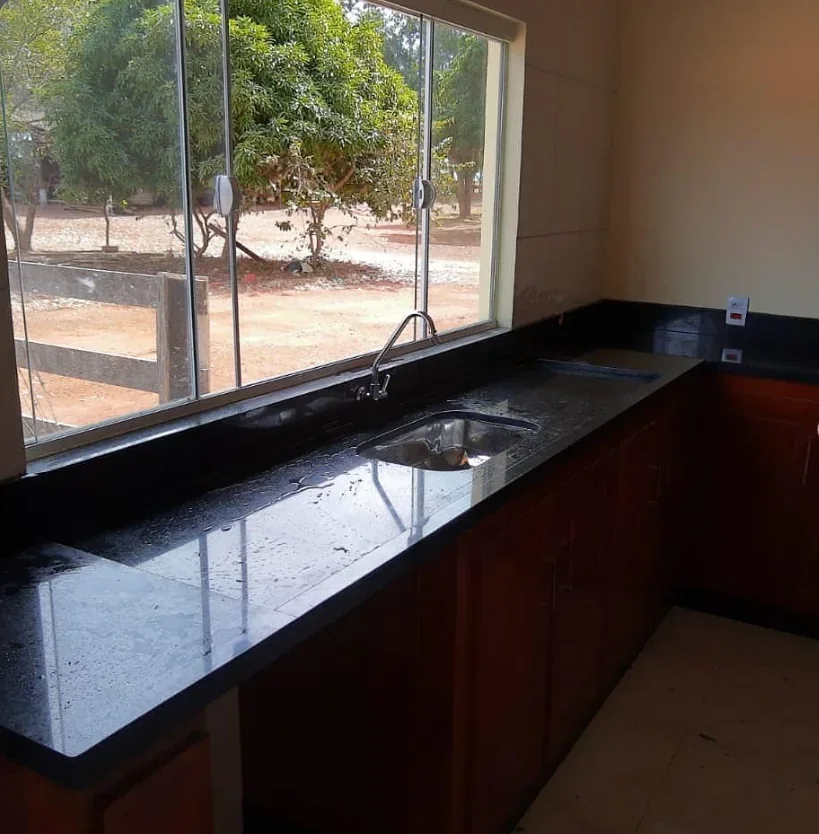 Bancada de cozinha em granito preto polido com cuba de inox