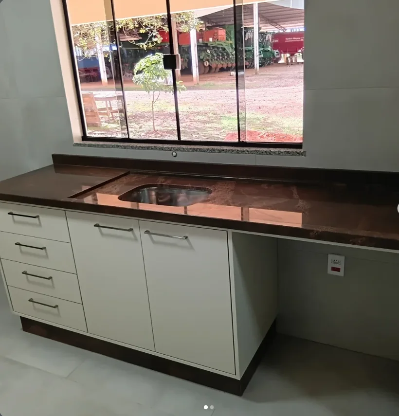 Bancada e pia de cozinha em granito marrom café