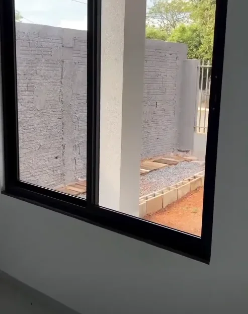 Janela de vidro com esquadria de alumínio preta