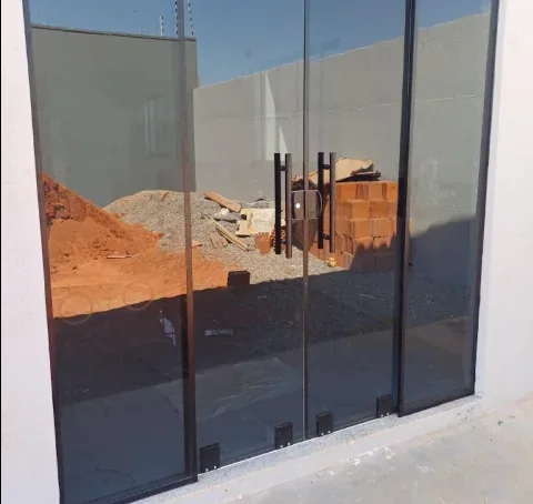 Porta de vidro temperado fumê com puxadores pretos